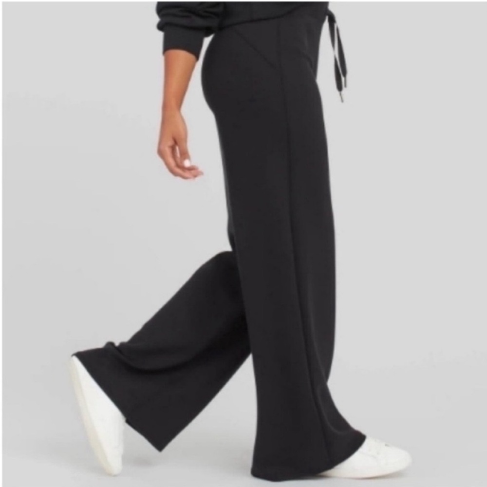 Spanx AIR ESSENTIALS Wide Leg Pant BLACK
Size XS PETITE - Picture 2 of 9